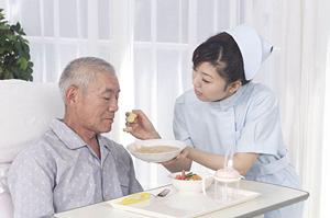 リラックスできる空間でインプラント治療を受ける